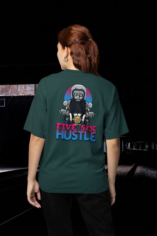 FIVE SIX HUSTLE BIKER STYLE Imprimé streetwear au dos - T-shirt unisexe Freestyler Bio Oversize pour adultes